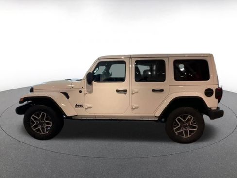 Used 2025 Jeep Wrangler Unlimited Sahara AWD/4WD image 7