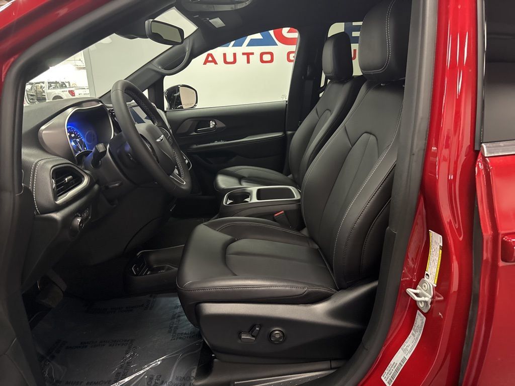 New 2026 Chrysler Pacifica Select AWD/4WD image 16