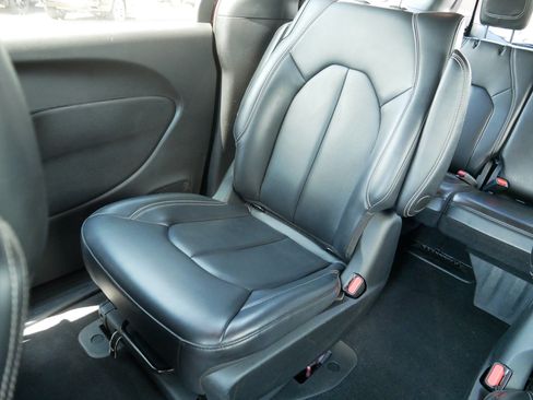 Used 2023 Chrysler Pacifica Touring-L w/ S Appearance Package FWD image 12