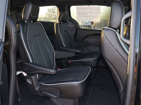 New 2026 Chrysler Pacifica Limited w/ S Appearance Package image 28