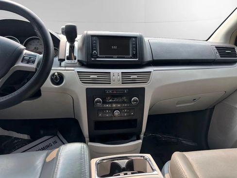 Used 2011 Volkswagen Routan SEL FWD image 20