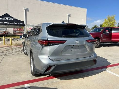 Used 2023 Toyota Highlander LE FWD image 5
