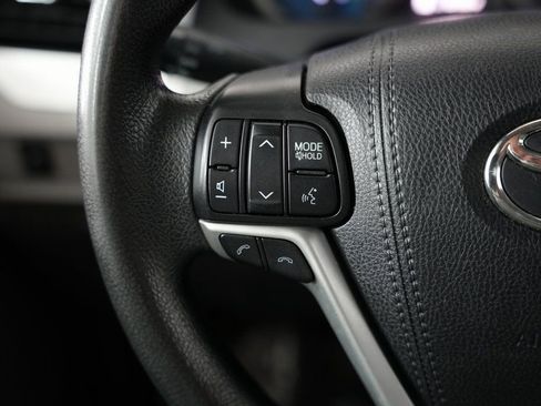 Used 2018 Toyota Sienna LE w/ Carpet Mat Package image 12