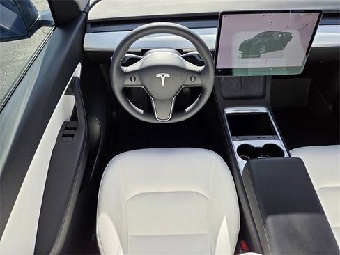 Used 2022 Tesla Model Y Long Range image 12
