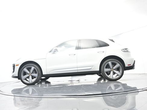 Certified 2025 Porsche Macan AWD/4WD image 47