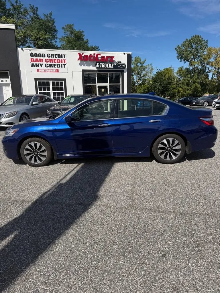 Used 2017 Honda Accord Touring image 1