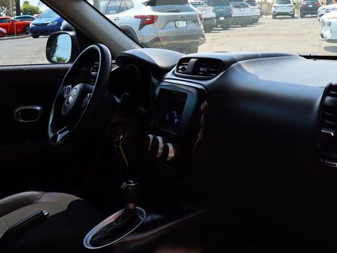 Used 2017 Kia Soul FWD image 31