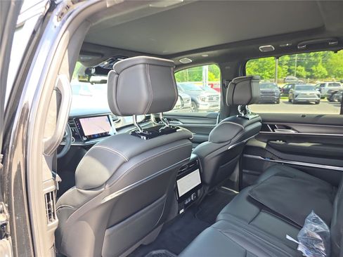 Used 2024 Jeep Wagoneer Series III w/ Premium Group I AWD/4WD image 16