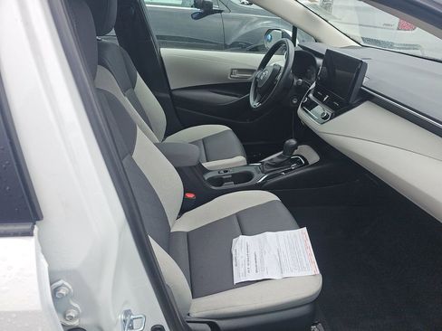 Used 2025 Toyota Corolla LE FWD image 5
