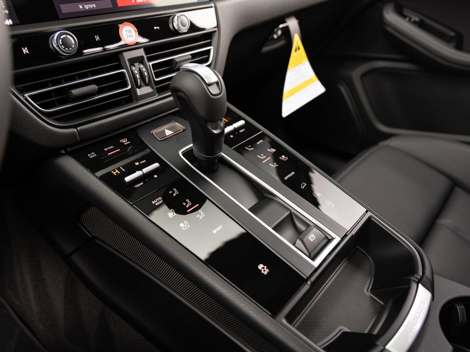 Certified 2026 Porsche Macan AWD/4WD image 17