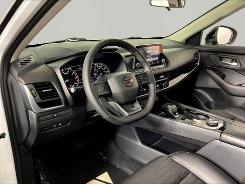 Used 2025 Nissan Rogue SV AWD/4WD image 17