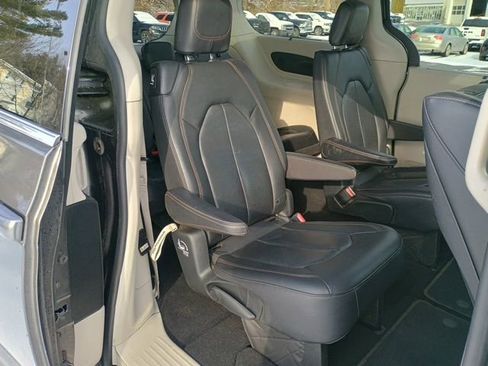 Used 2019 Chrysler Pacifica Touring-L Plus image 17