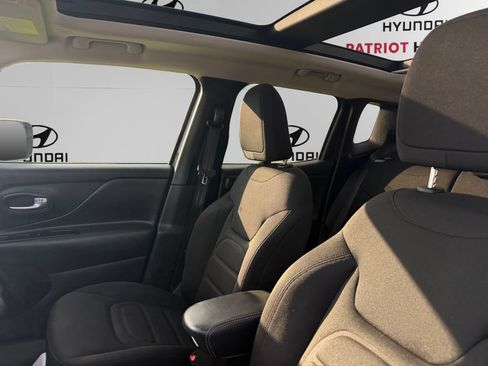 Used 2022 Jeep Renegade Latitude w/ Sun/Sound Group AWD/4WD image 9