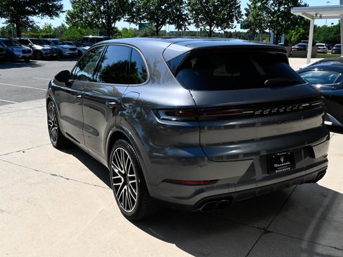 Used 2025 Porsche Cayenne Turbo AWD/4WD image 7