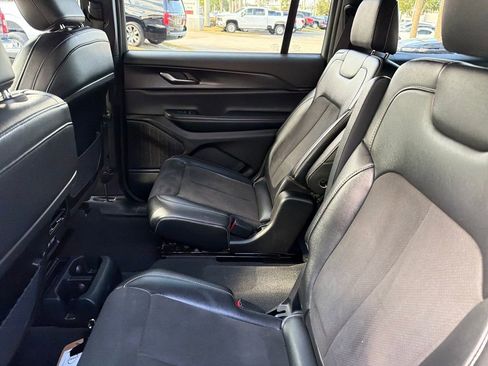 Used 2023 Jeep Grand Cherokee L Laredo image 32