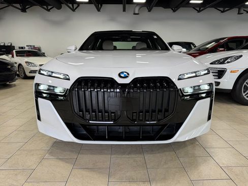 Used 2023 BMW 760i xDrive AWD/4WD image 10