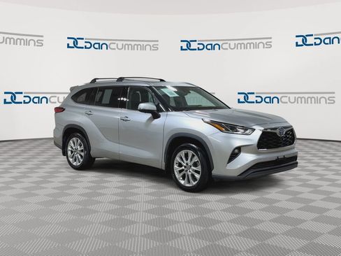 Used 2023 Toyota Highlander Limited AWD/4WD image 2
