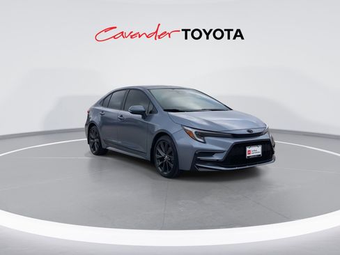 Used 2025 Toyota Corolla SE image 2