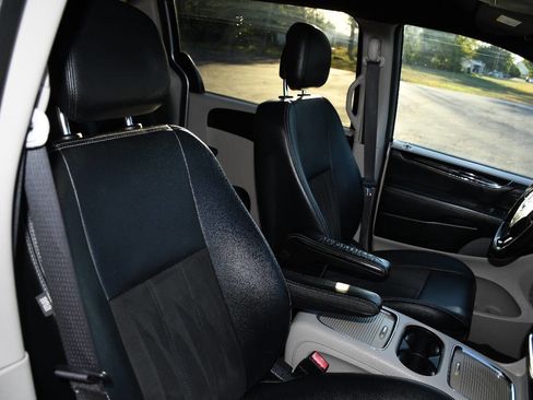 Used 2019 Dodge Grand Caravan SXT image 27