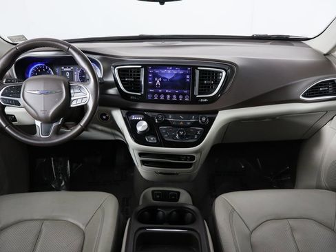 Used 2018 Chrysler Pacifica Touring-L image 13