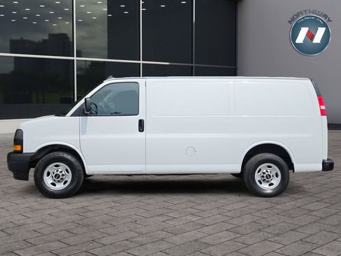 Used 2022 GMC Savana 2500 RWD image 2