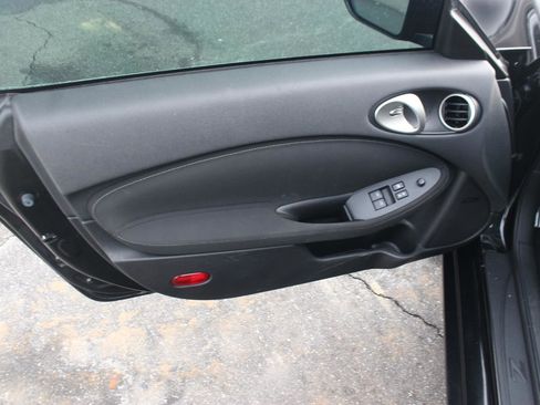 Used 2016 Nissan 370Z w/ Sport Package image 11