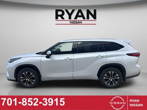 Used 2022 Toyota Highlander XLE AWD/4WD image 1