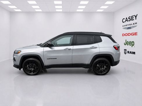 Used 2023 Jeep Compass Latitude w/ Sun and Sound Group AWD/4WD image 9