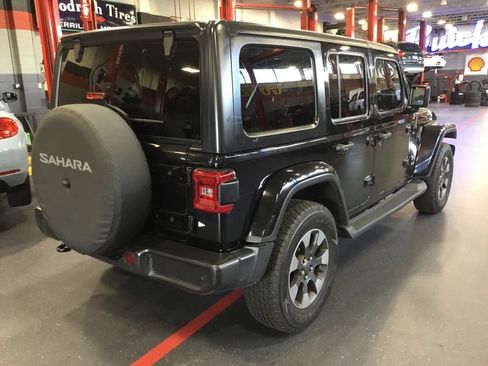 Used 2018 Jeep Wrangler Unlimited Sahara w/ Dual Top Group AWD/4WD image 5