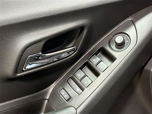 Used 2022 Chevrolet Trax LT w/ LT Convenience Package image 19