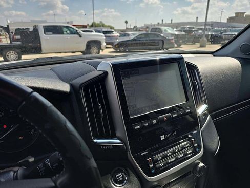 Used 2016 Toyota Land Cruiser image 3