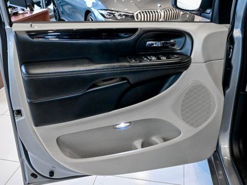 Used 2019 Dodge Grand Caravan SXT w/ Rear Park Assist Package image 15