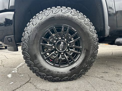 Used 2024 Chevrolet Silverado 2500 ZR2 w/ Technology Package image 12