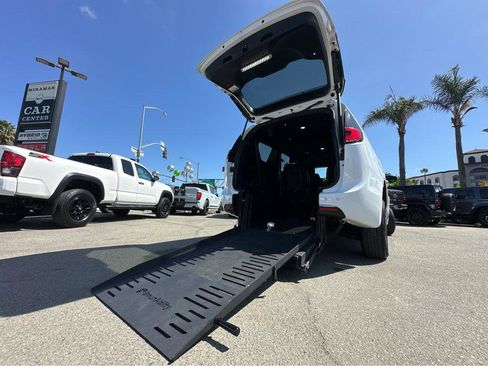 Used 2024 Chrysler Pacifica Touring image 40