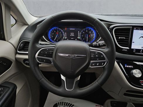 Certified 2023 Chrysler Pacifica Touring-L FWD image 12