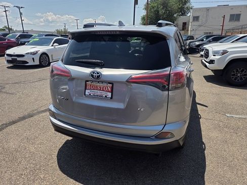 Used 2018 Toyota RAV4 LE FWD image 2