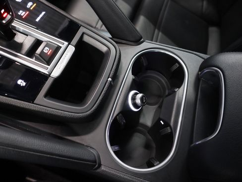 Certified 2022 Porsche Cayenne Platinum Edition image 18