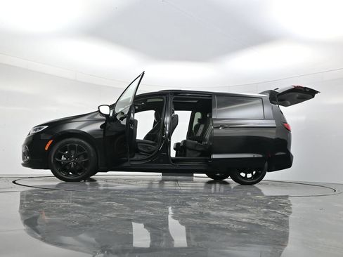 Used 2025 Chrysler Pacifica Limited FWD image 53