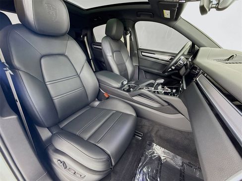 Used 2022 Porsche Cayenne Platinum Edition image 30