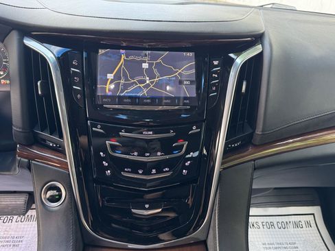 Used 2015 Cadillac Escalade Luxury AWD/4WD image 21