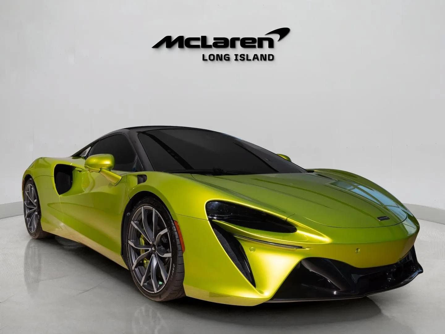 Used 2023 McLaren Artura RWD image 3