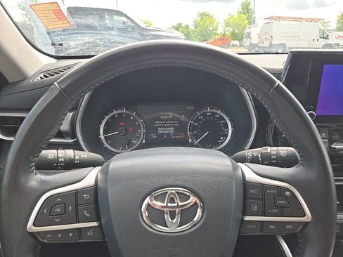 Used 2024 Toyota Highlander XLE FWD image 18