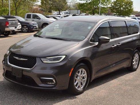 Used 2023 Chrysler Pacifica Touring-L FWD image 4