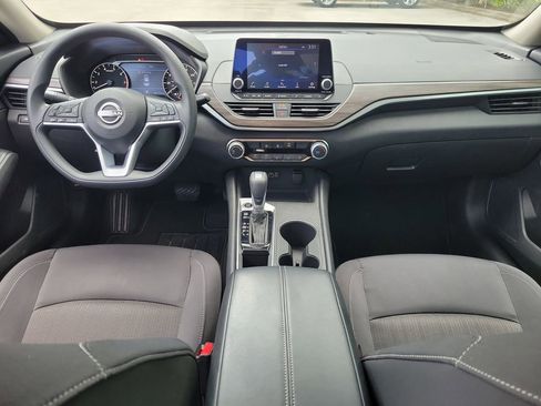 Used 2025 Nissan Altima 2.5 SV FWD image 11