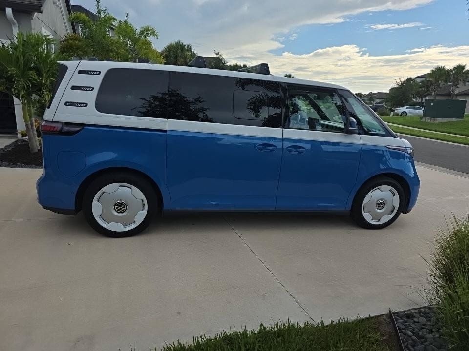 Used 2025 Volkswagen ID. Buzz 1st Edition RWD image 5