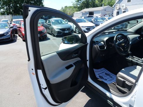 Used 2020 Chevrolet Equinox LS AWD/4WD image 16