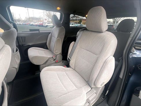 Used 2017 Toyota Sienna LE image 30