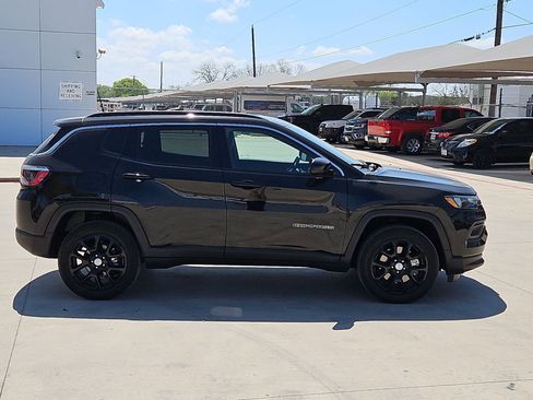 Used 2024 Jeep Compass Latitude image 2