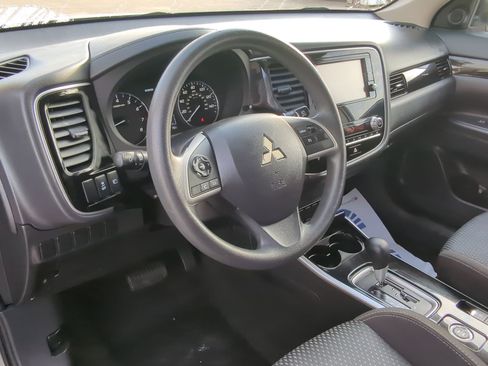 Used 2020 Mitsubishi Outlander ES image 10