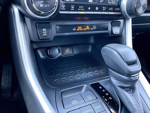 Used 2025 Toyota RAV4 XLE AWD/4WD image 27